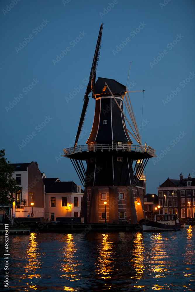 Fototapeta premium windmill at night