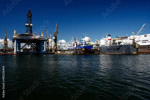 statki i wieża wiertnicza stojące w doku w stoczni photo