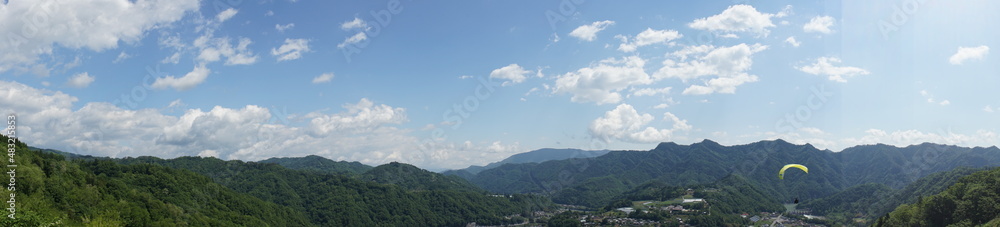 生坂村の里山とパラグライダー（パノラマ）