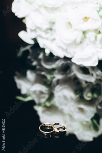 wedding rings with flowers