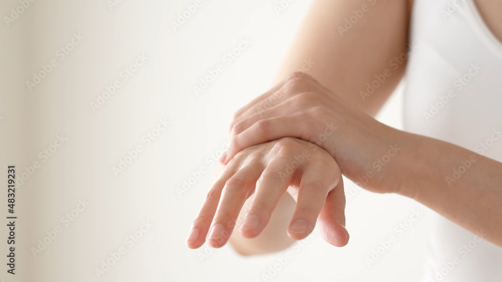 女性の手 日焼け止め ハンドケア Stock Photo Adobe Stock
