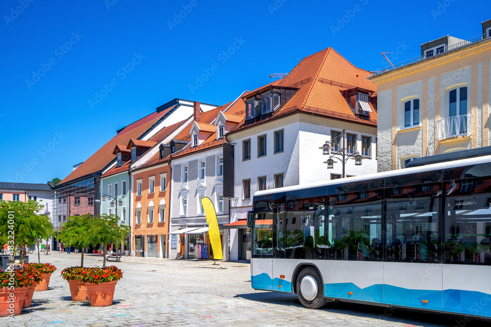 Bus in der Altstadt von Deggendorf, Bayern, Deutschland 