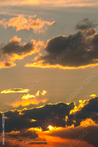 Φωτογραφία the expressive contrast of the clouds in the sky and sun