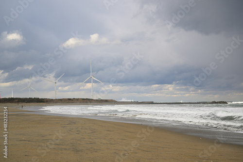 海岸の風力発電所　SDGs © apiox
