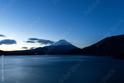 本栖湖から見る夜明けの富士山と明けの明星