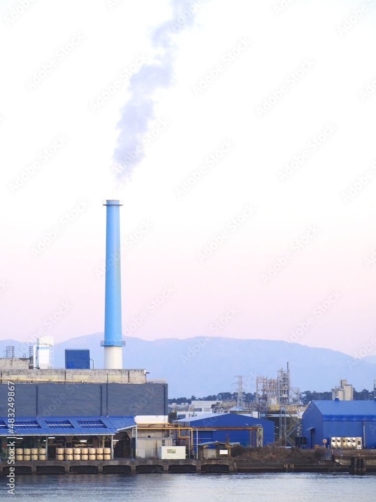 【静岡県 清水】工場と煙突から出る煙