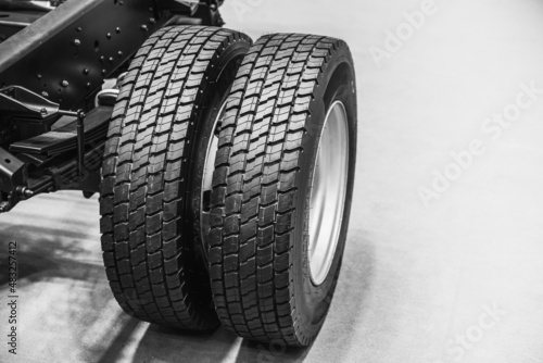 Foto Car Truck Tire dual wheel Leaf Springs with Chassis Body