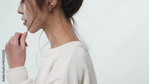 Wallpaper Mural ヘアメイクをする女性 Torontodigital.ca