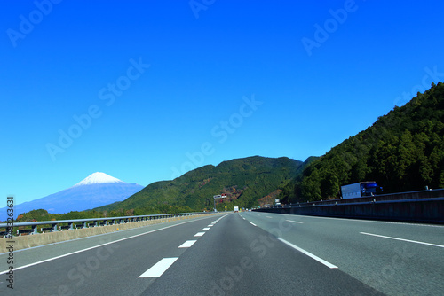 高速道路を走行するトラックと富士山