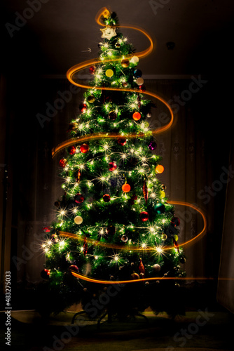 beautiful christmas tree on dark background, Рождественская елка на темном фоне, зима, праздники, оформление и освещение концепции - красивая украшенная и освещенная елка на черном фоне
