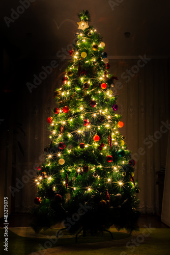 beautiful christmas tree on dark background, Рождественская елка на темном фоне, зима, праздники, оформление и освещение концепции - красивая украшенная и освещенная елка на черном фоне