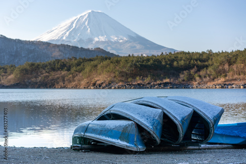 富士山と雪が積もったボート