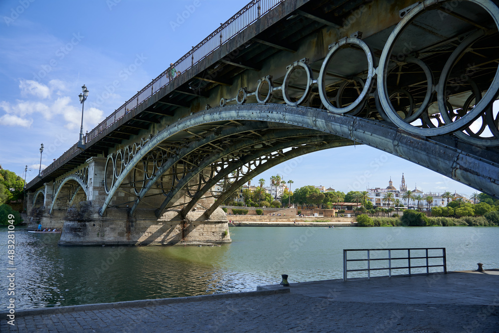 Obraz premium View of the Triana bridge in Seville with the Guadalquivir river, from the Paseo of la O.