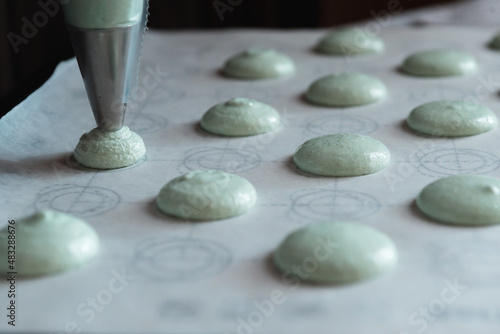 Принти на полотні Chef with confectionery bag squeezing macaron batter