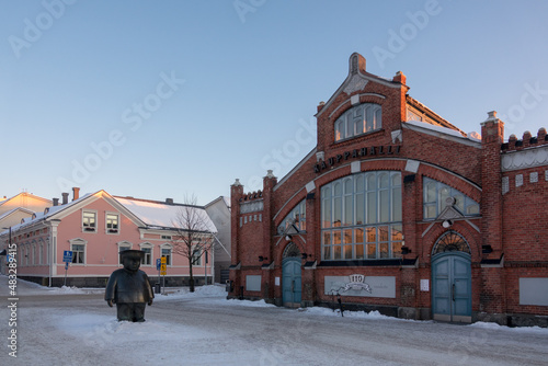 Fotografía Street view and a market hall called Kauppahalli in Oulu.