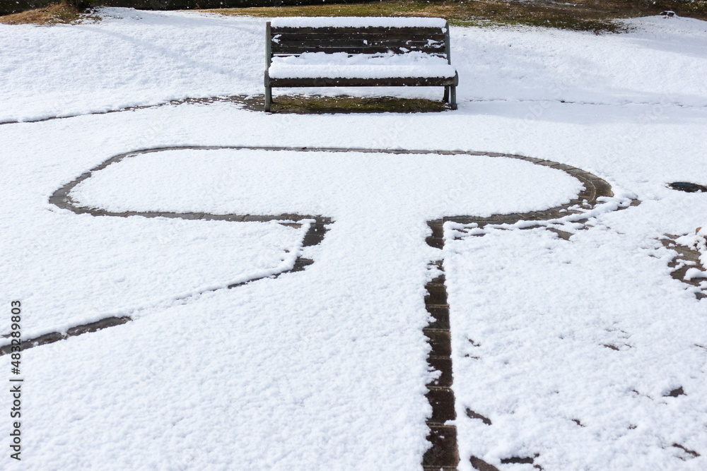 雪が積もった公園の風景