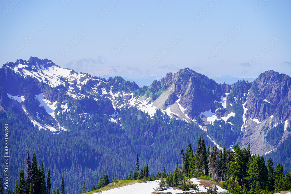 Fototapeta premium Une vue sur des montagnes enneigées