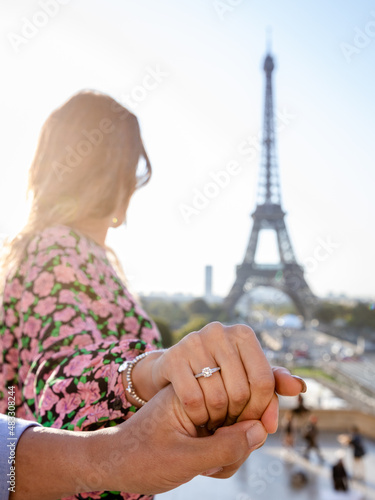 Pedida de mano en Paris, pareja romántica en la torre Eiffel de Paris  photo