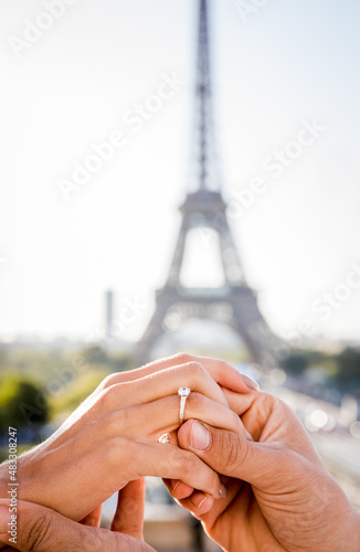 Pedida de mano en Paris, pareja romántica en la torre Eiffel de Paris  photo
