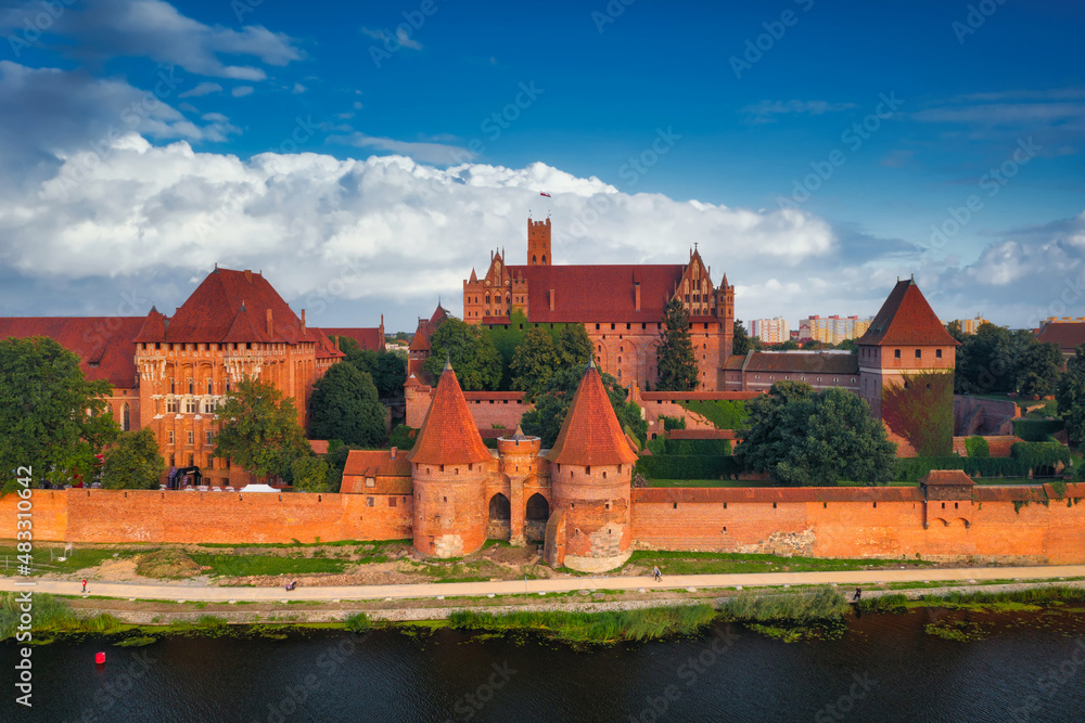 Obraz premium Beautiful Malbork castle over the Nogat river, Poland