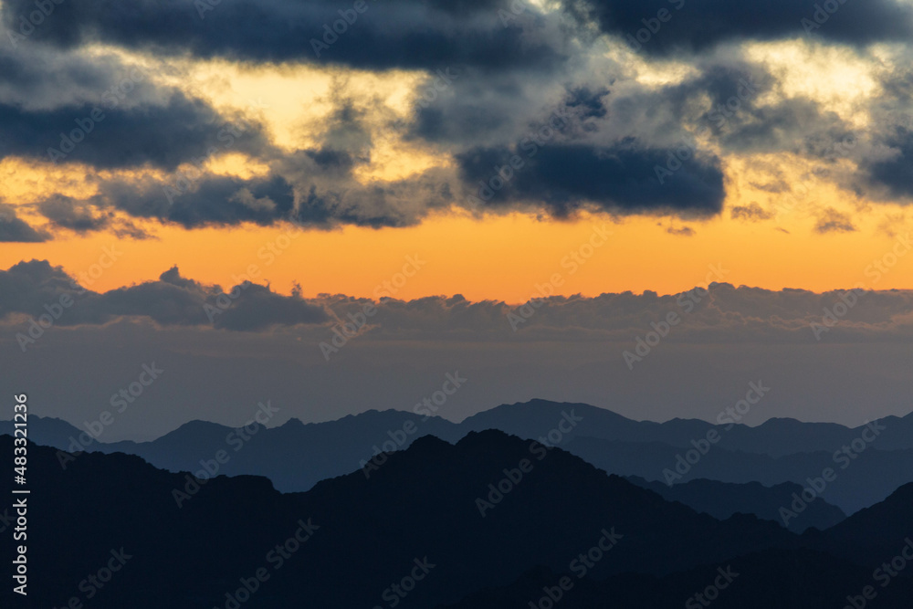 Obraz premium Beautiful sunrise on the top of Mousa Mountain in Egypt, South Sinai