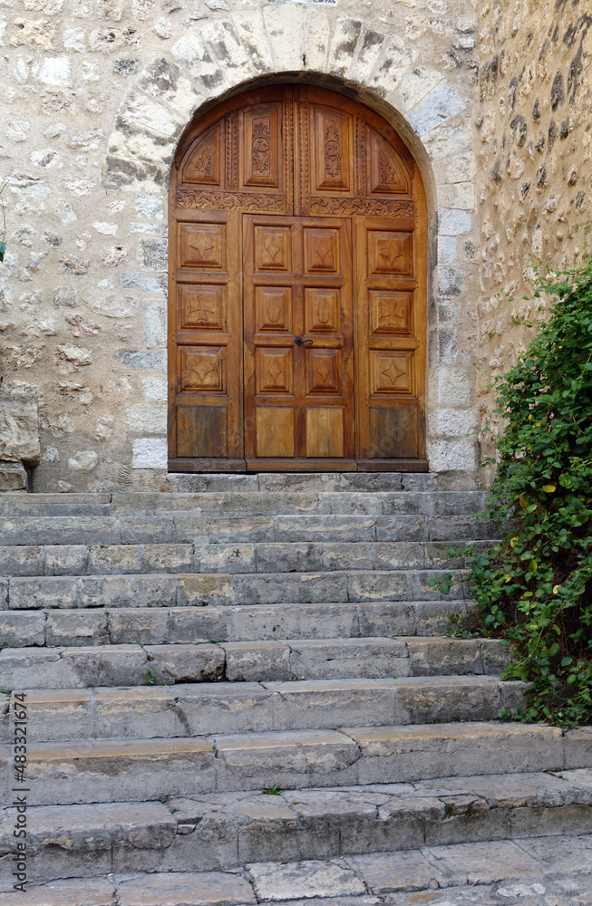 Tuer in Moustiers-Sainte-Marie, Provence Tuer in Moustiers-Sainte-Marie, Provence
