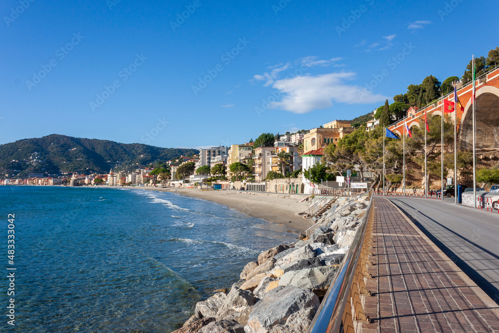 Naklejka premium the beach of alassio, in the riviera di ponente coast, in liguria, on a clear November morning