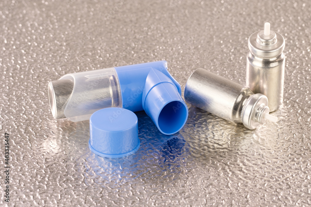Asthma-Spray / Inhalator mit Ersatz-Kapseln auf einer metallischen Fläche  Stock Photo | Adobe Stock