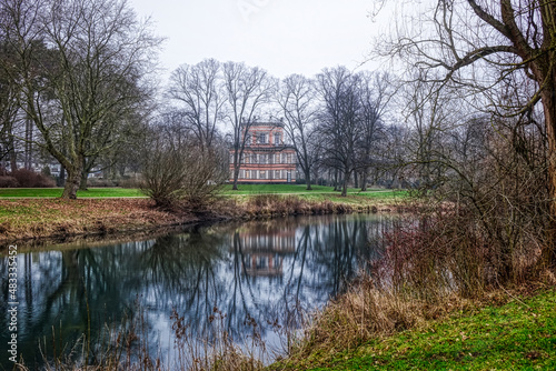 Park mit historischem Schloss in Krefeld Linn