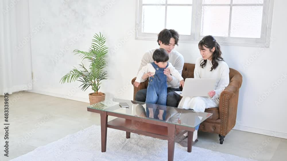 きれいな新築の様な広い部屋で美人なママと家族団らんの幸せな若いファミリーの動画 きれいな新築の様な広い部屋で美人なママと家族団らんの幸せな若いファミリーの動画