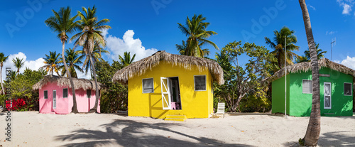Photos Isla Catalina, bunte Häuser zwischen Palmen am Strand der karibischen Insel in der Dominikanischen Republik, Panorama