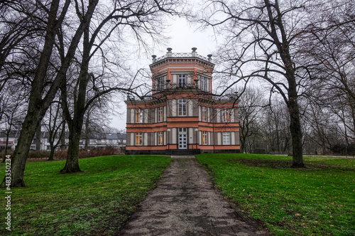 Schönes historisches Schloss im Park in Krefeld Linn © hespasoft