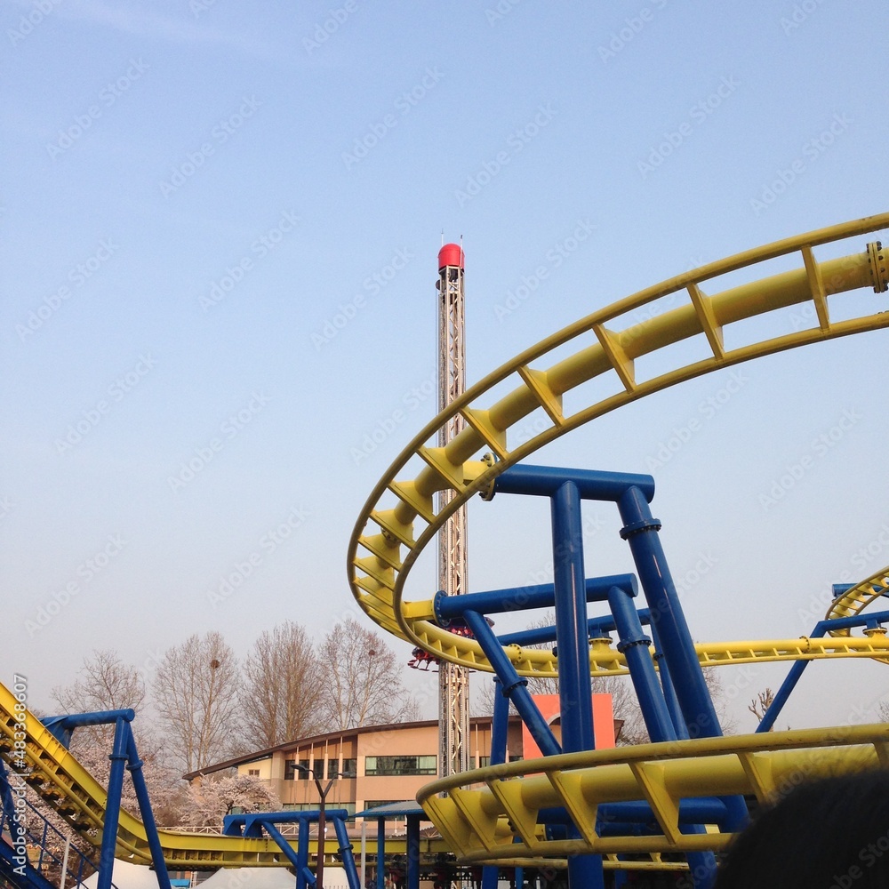 어린이대공원의 청룡열차, 놀이공원 열차 레일 / Blue Dragon Train at Children's Grand Park, Amusement Park Train Rail 