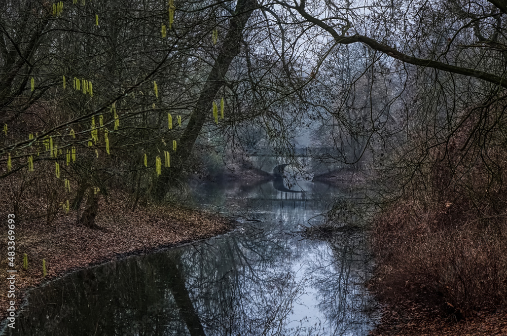 © hespasoft - Schöner alter Park mit Brücke in Krefeld Linn