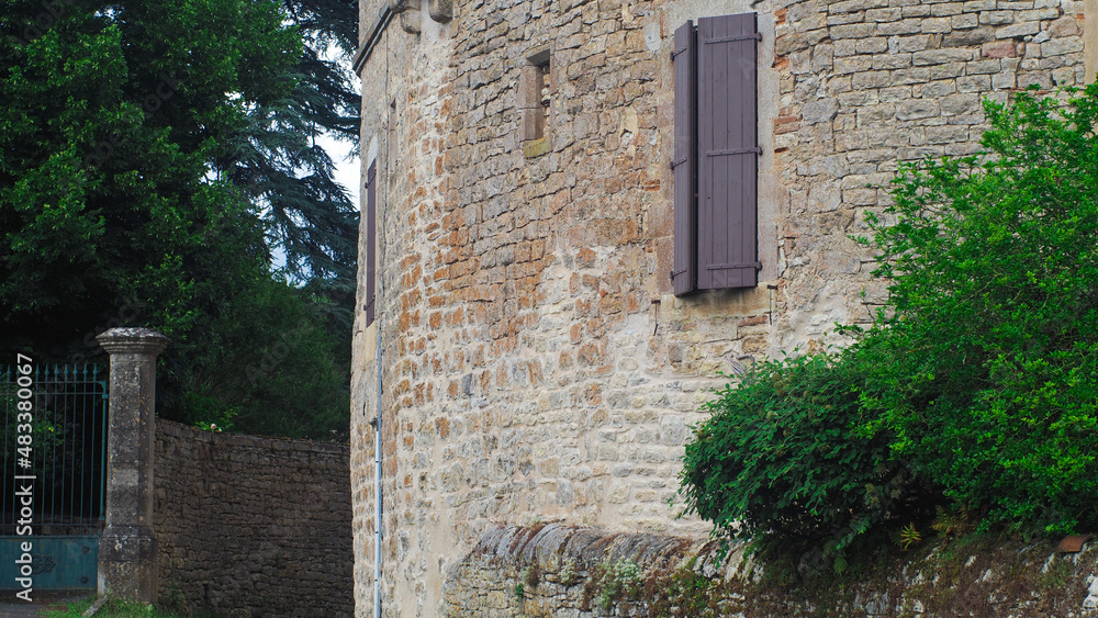 Village de Feneyrols, avec ses nombreuses maisons en pierre, dans le Tarn-et-Garonne