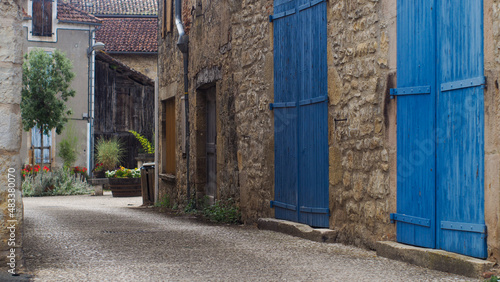 Village de Feneyrols, avec ses nombreuses maisons en pierre, dans le Tarn-et-Garonne