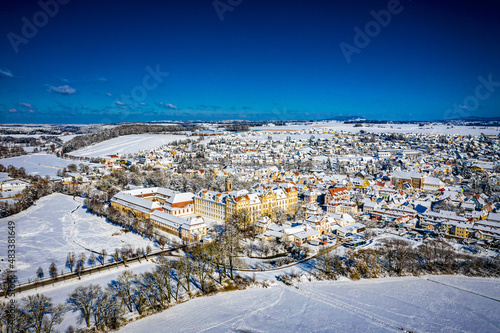 Luftbild von Ellingen in Mittelfranken, im Naturpark Altmühltal, Bayern, Deutschland an einem sonnigen Tag im Winter