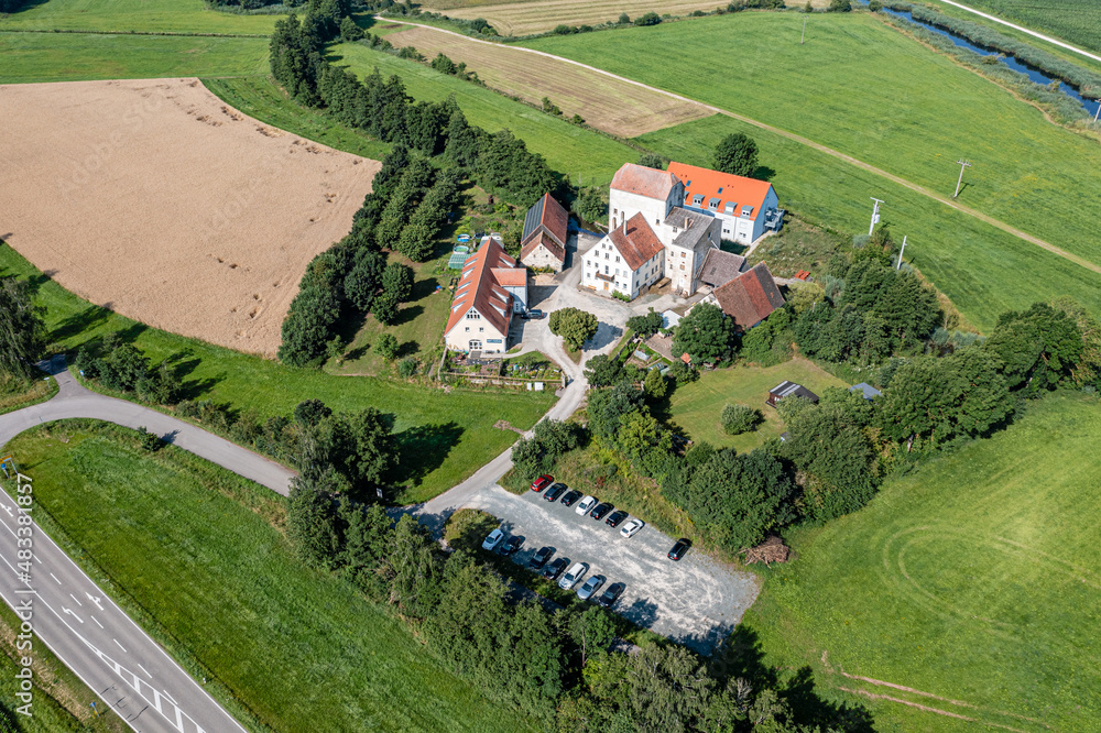 Luftbild der Mühle Ornbau an der Altmühl im Naturpark Altmühltal, Bayern, Deutschland, an einem sonnigen Sommertag