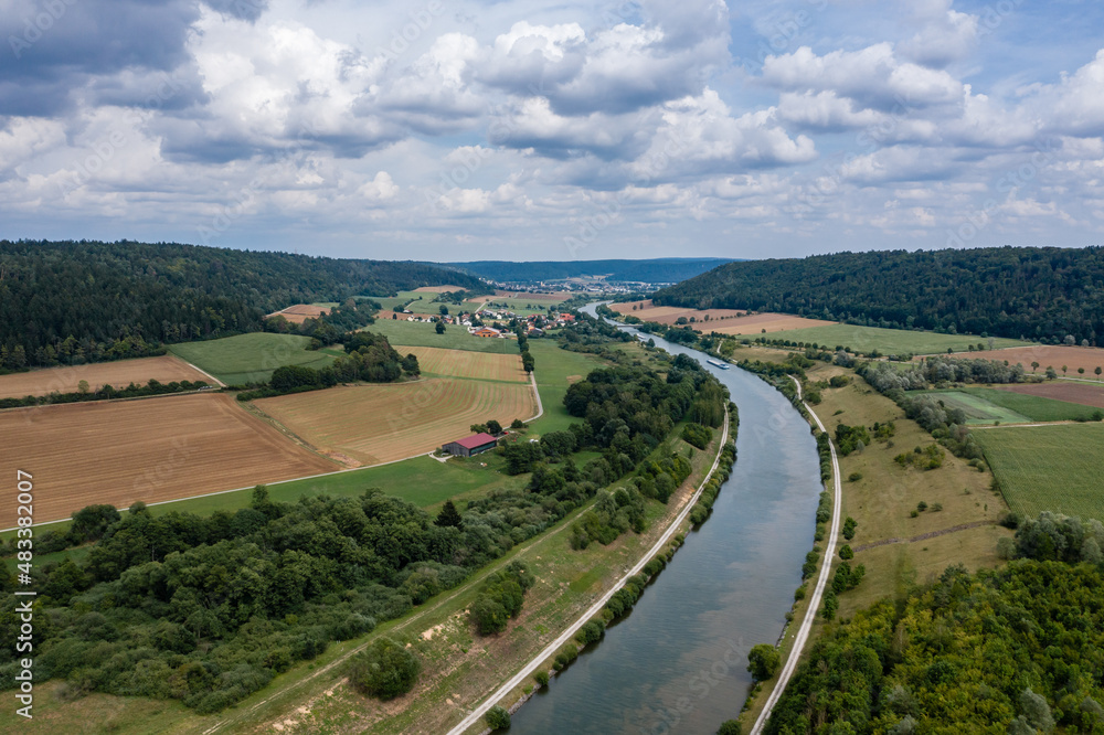 Luftbild des Rhein-Main-Donau-Kanal / Europakanal bei Beilngries im Naturpark Altmühltal an einem sonnigen Tag im Sonner Luftbild des Rhein-Main-Donau-Kanal / Europakanal bei Beilngries im Naturpark Altmühltal an einem sonnigen Tag im Sonner