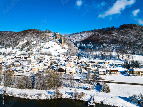 Luftbild von Weihern im Naturpark Altmühltal mit Blick auf Schloß Flügelsberg an einem sonnigen Tag im Winter