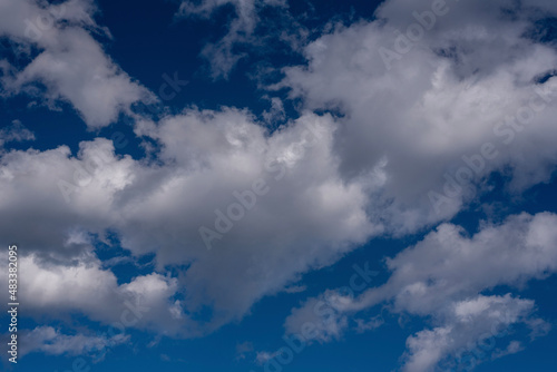 雲 blue sky with clouds