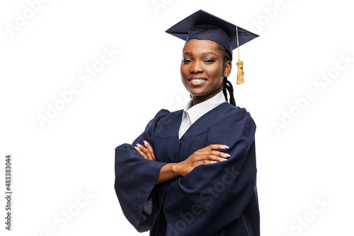 Foto education, graduation and people concept - happy graduate student woman in morta