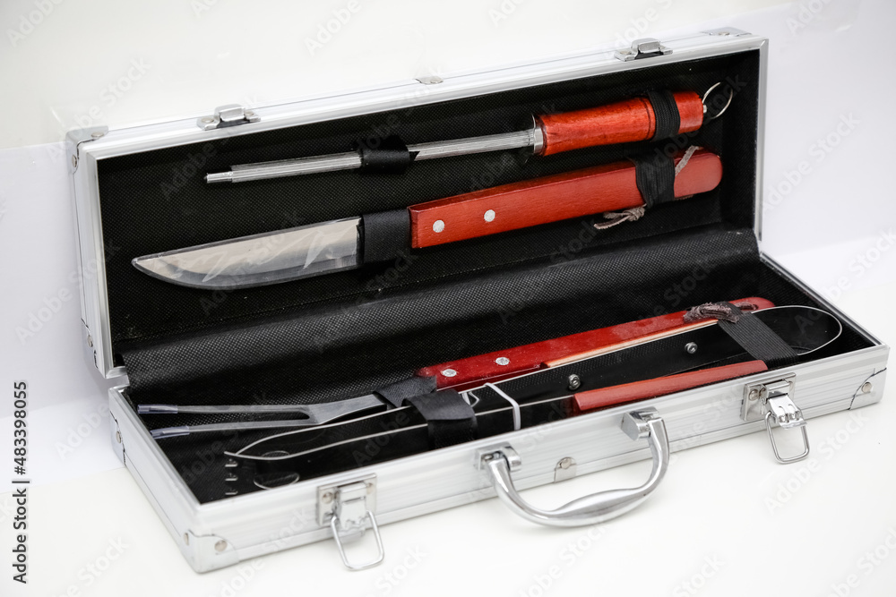 Maleta de metal com facas e garfos para churrasco na cor cinza.
Maleta de metal com facas e garfos para churrasco na cor cinza.