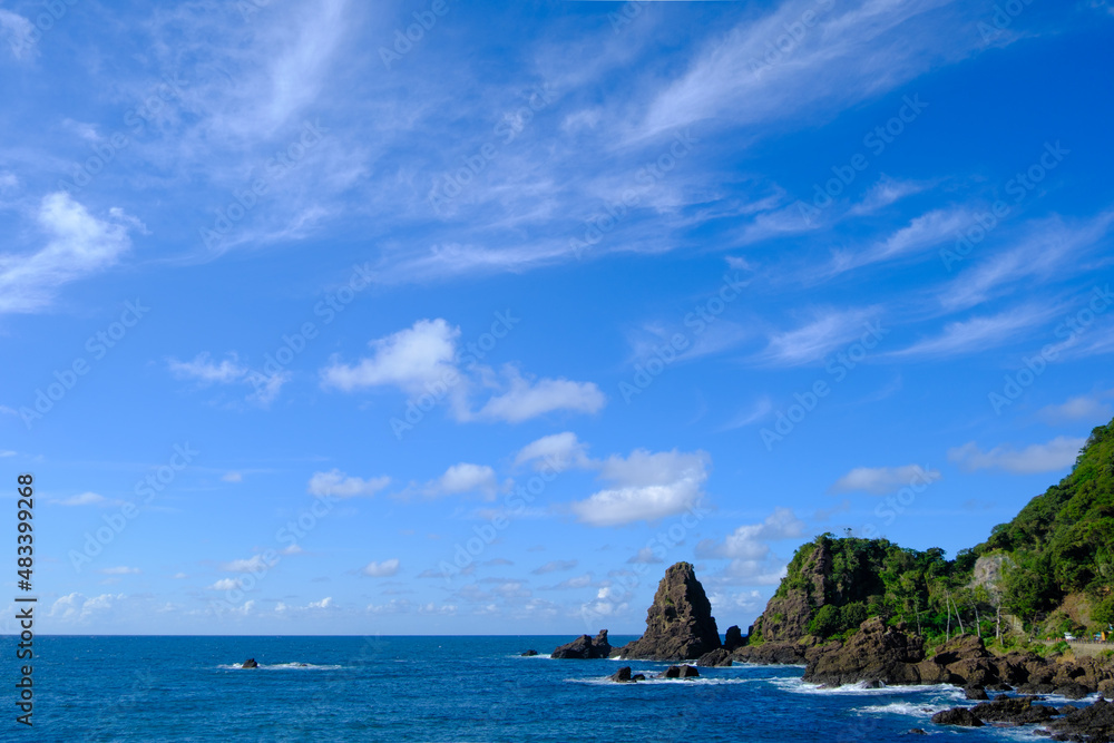 福井県越前海岸の呼鳥門近くの奇岩 福井県越前海岸の呼鳥門近くの奇岩