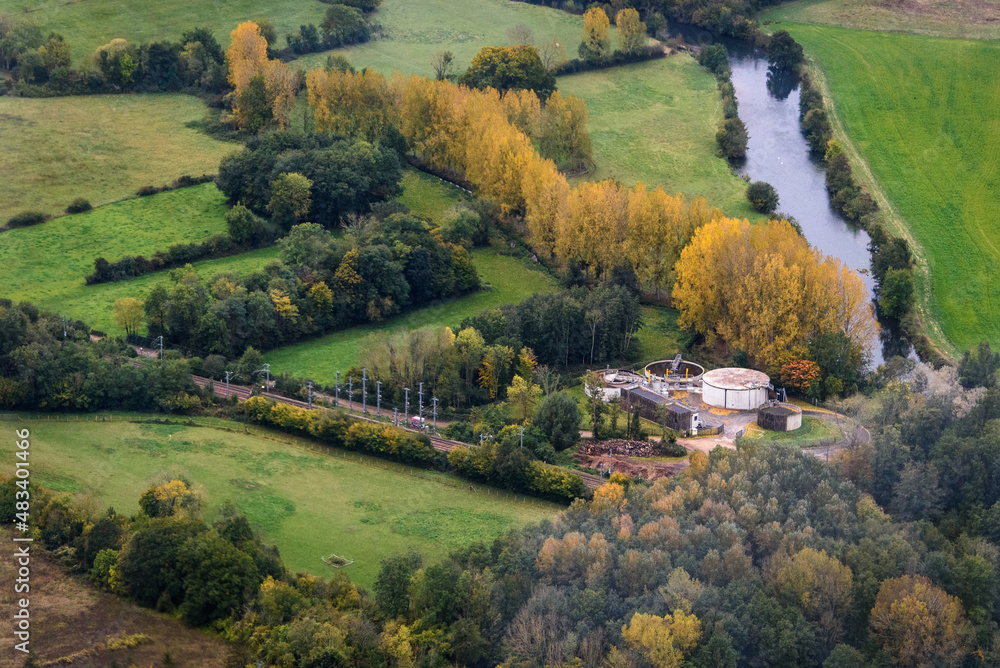vue aérienne d'une usine de traitement des eaux à Breuilpont dans l'Eure en France