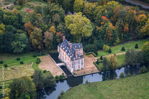 vue aérienne du château de Breuilpont dans l'Eure en France
