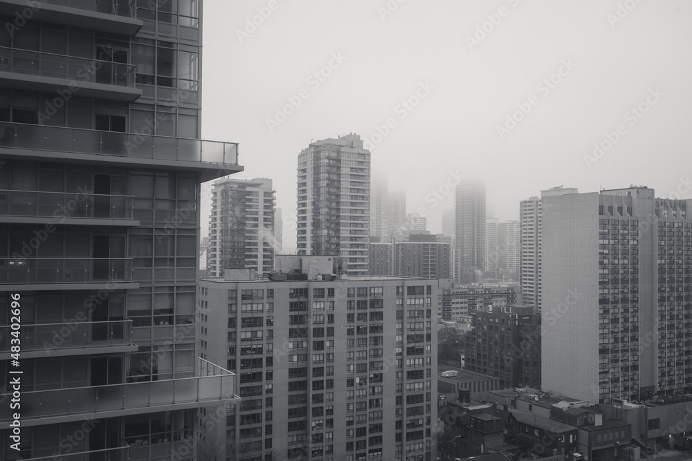 Obraz premium Black and White Monochromatic Image of Urban Downtown Buildings in a Modern City Core in a Residential District