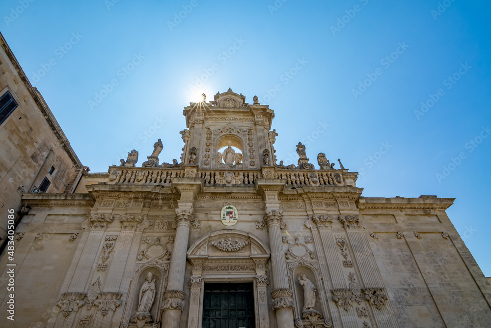 Obraz premium Sun light diffraction. Empty street low-angle architectural view, Lecce, Brindisi, Italy