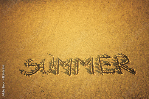 Das Wort summer in den Sand geschrieben