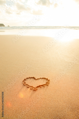 Ein Herz in den Sand gemalt
